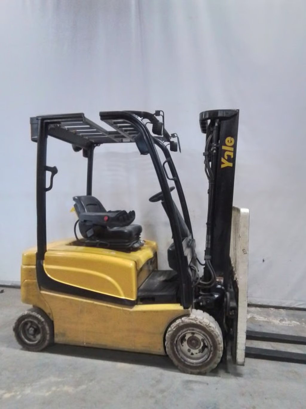 Yale ERP040VF 4,000 lb capacity electric forklift For Sale